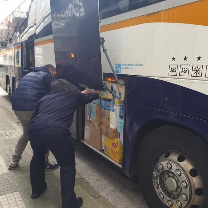 Monbus se vuelca con la ayuda recogida para los refugiados de Ucrania