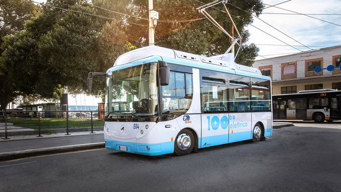 La ciudad de Cagliari estrena el primer minibús con pantógrafo de Europa