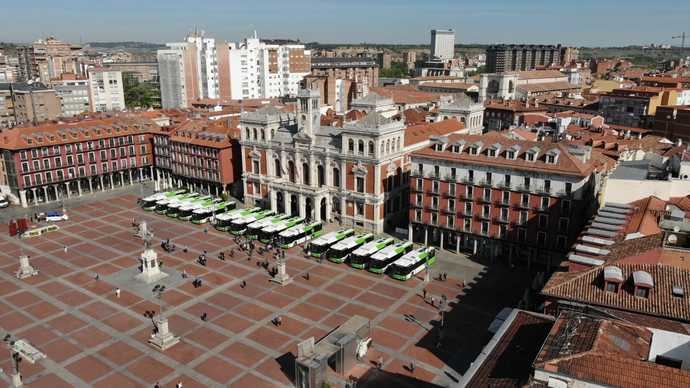 Valladolid presenta 15 nuevos autobuses Solaris de GNC con nueva imagen