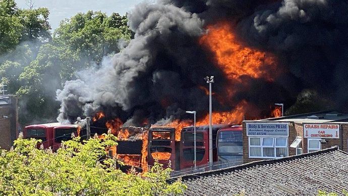 Retiran 90 autobuses eléctricos tras un incendio en el depósito