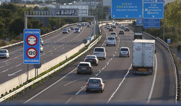 Camiones circulan por una autopista.