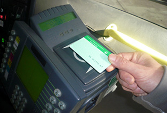 Un ciudadano andaluz haciendo uso de su tarjeta de transporte.