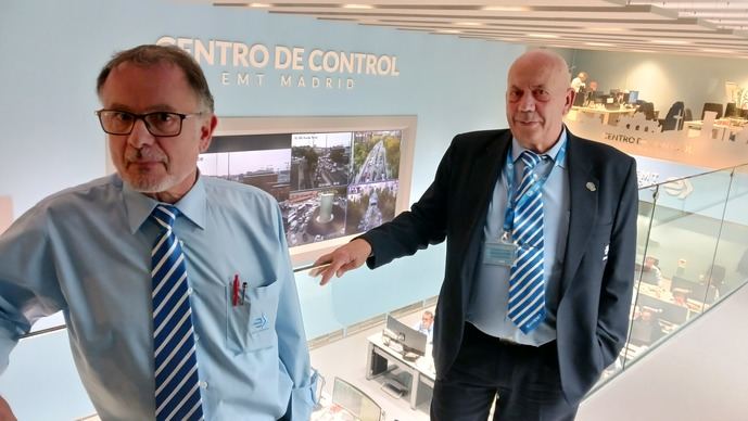 Alfredo (izquierda) y Luis, en el Centro de Control de la EMT de Madrid