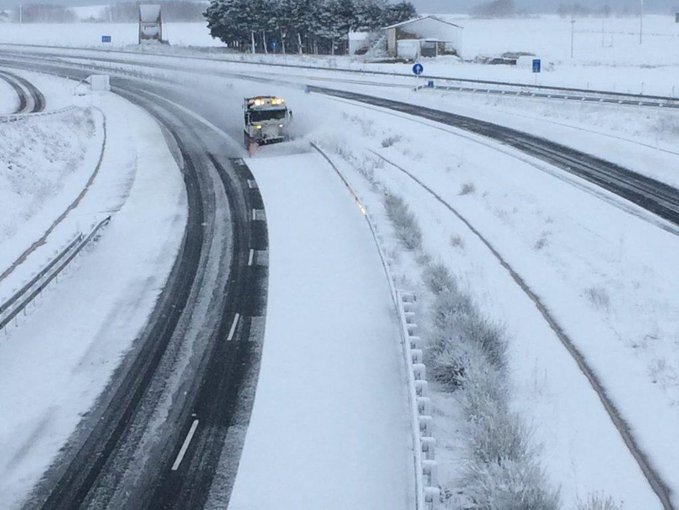 Qué hacer si no hay más remedio que conducir sobre nieve