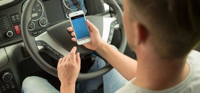 El riesgo del móvil al volante, incluso con manos libres