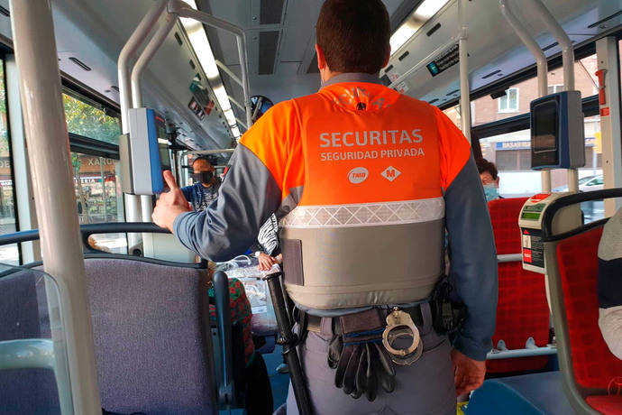 TMB refuerza la seguridad de la red de autobuses con vigilantes a bordo