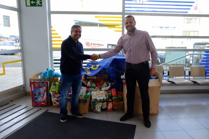 Heriberto Dávila con Mario del Rosario Montesdeoca, coordinador de Servicios, Materiales e Infraestructura de Cáritas Diocesana de Canarias. 