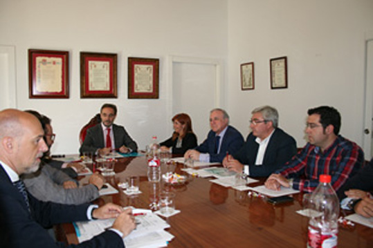 Felipe López, en un momento de su reunión con la alcaldesa de Baeza.