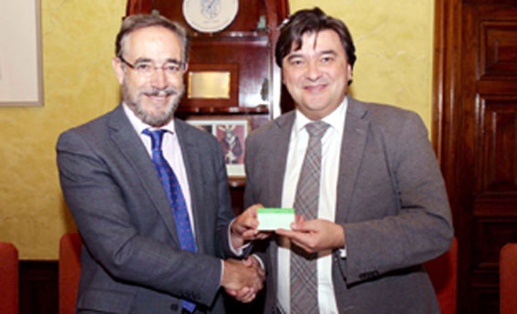 Momento del anuncio del acuerdo, con Felipe López, consejero de Fomento y Vivienda de Andalucía y Gabriel Cruz, alcalde de Huelva.