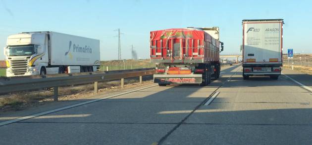 Camiones por una autopista.