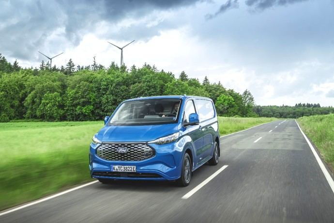 Ford Pro lanza la E-Transit Custom, una furgoneta eléctrica para pymes en Europa