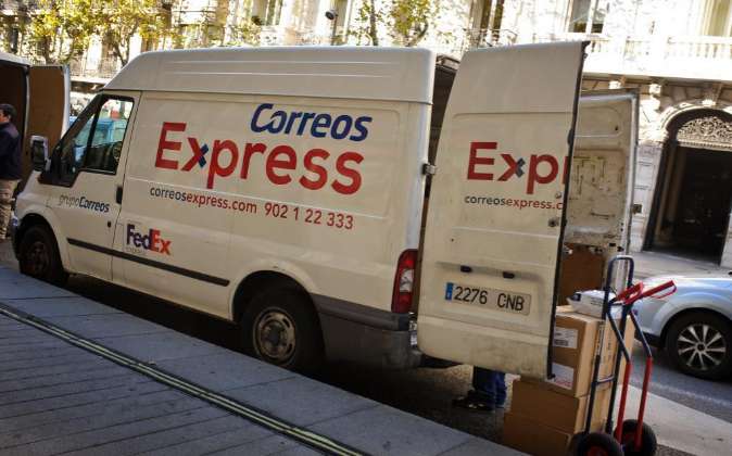 Una furgoneta de repardo de paquetes, en la ciudad de Madrid.