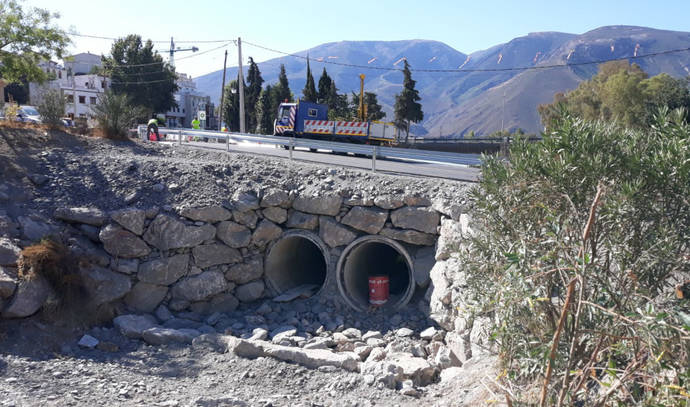 Obras de emergencia en el puente sobre el río Chico, en Órgiva.