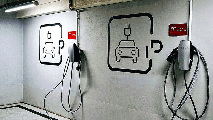 Anfac y el Gobierno unidos por la apuesta de recarga de vehículos eléctricos