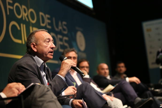 Momento de la participación de Antoni Poveda, vicepresidente de Movilidad y Transporte del AMB en el 'Foro de las Ciudades'.