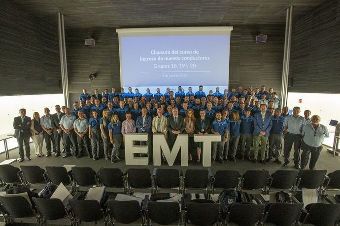 EMT Madrid clausura su curso de formación de 75 nuevos conductores