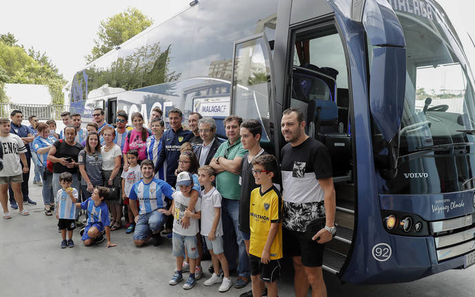 Se realiza una jornada de puertas abiertas del autocar oficial de Málaga CF