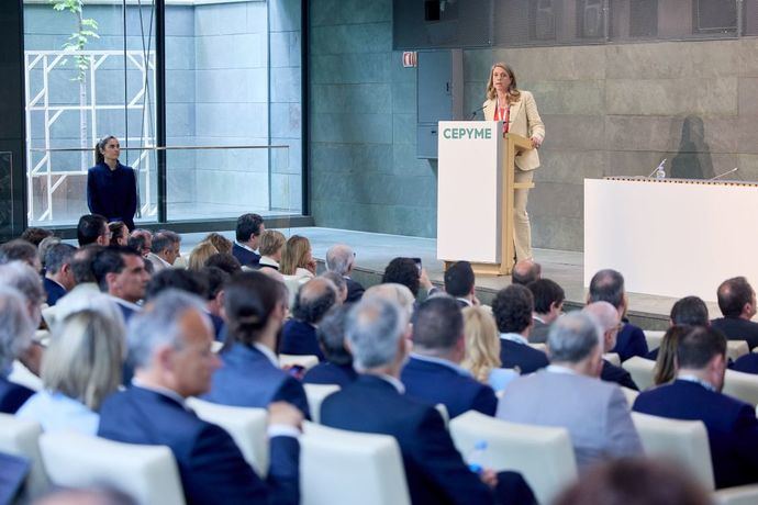 Confebus celebra a Ángela de Miguel como presidenta de Cepyme