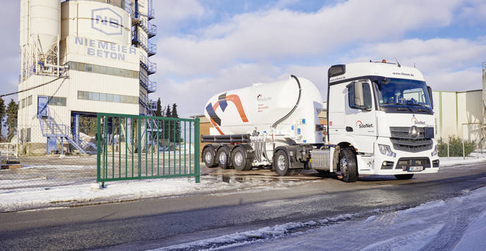 Un Mercedes-Benz Actros de la empresa SiloNet.