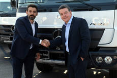 El presidente de Mercedes Brasil, Philipp Schiemer, dándole la mano al presidente de Raizen