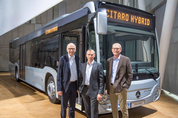 Ulrich Bastert, Gustav Tuschen, y Hartmut Schick, delante del nuevo Citaro híbrido.