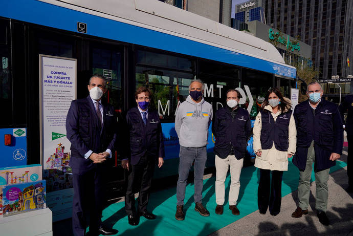 Nueva acción del autobús solidario de la EMT para recoger juguetes