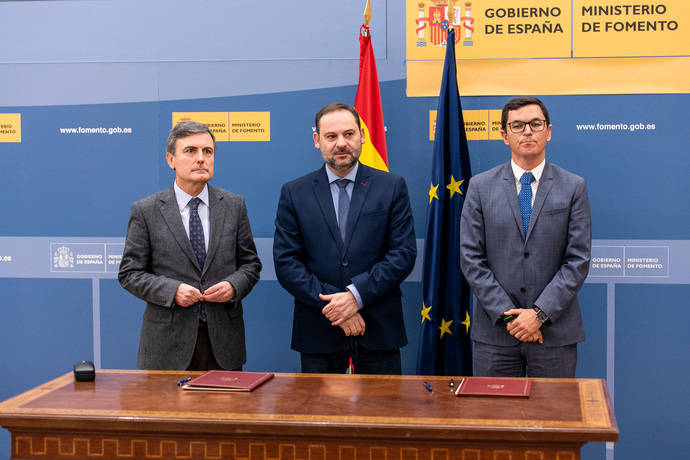 Ábalos subraya el apoyo a Canarias, en la firma del nuevo convenio de carreteras