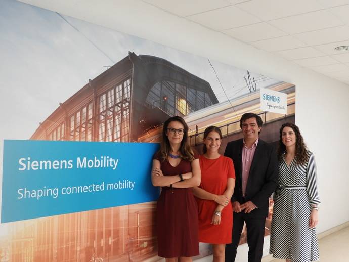 Karolina Korth (CDO & Directora de Estrategia SMO España), Camila Polensvaig (CEO Tetuan Valley), Agustín Escobar (CEO Siemens Mobility España), Elisa Mendívil, (Manager Estrategia y Digitalización SMO España).

