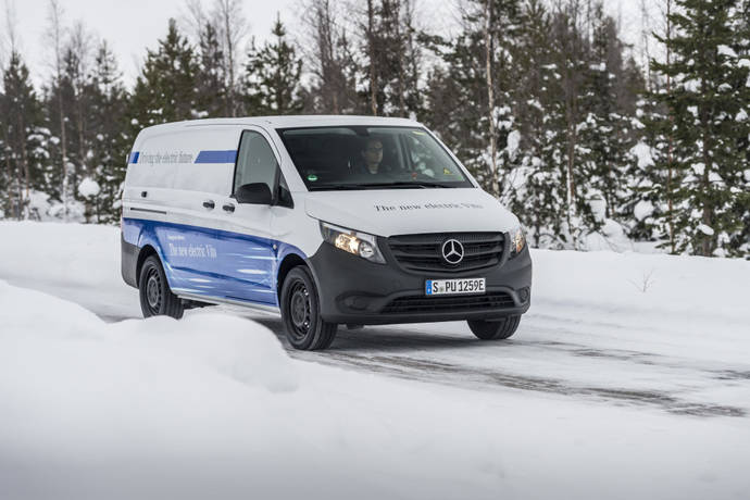 La Mercedes-Benz eVito, durante sus pruebas en Arjeplog, Suecia.