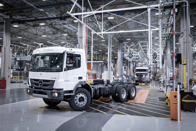 Un camión fabricado por Mercedes-Benz en su planta de Sao Bernardo do Campo.