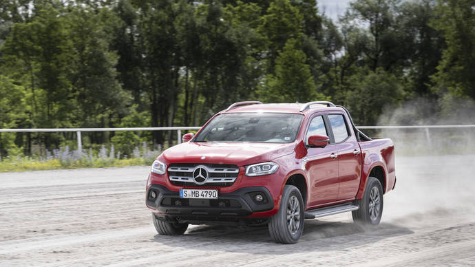 Un Mercedes-Benz Clase X durante una prueba.