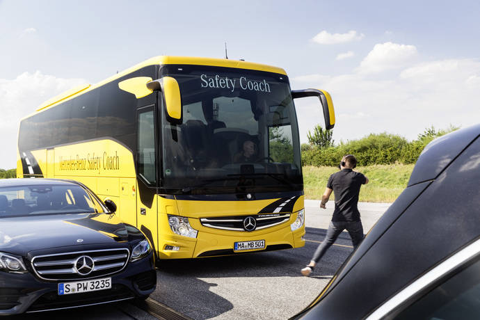 El sistema Active Brake Assist cumple diez años. Evitar accidentes y salvar vidas son dos premisas esenciales del concepto de seguridad de las marcas de autobuses y autocares de gama alta.