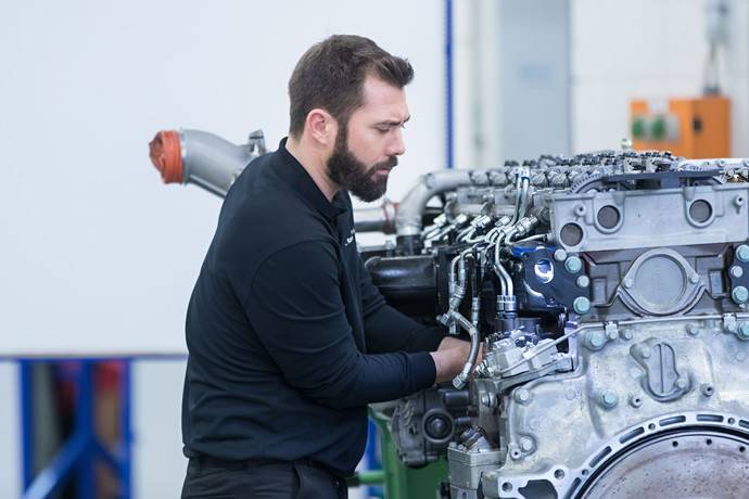 Un técnico de autobuses de Daimler.