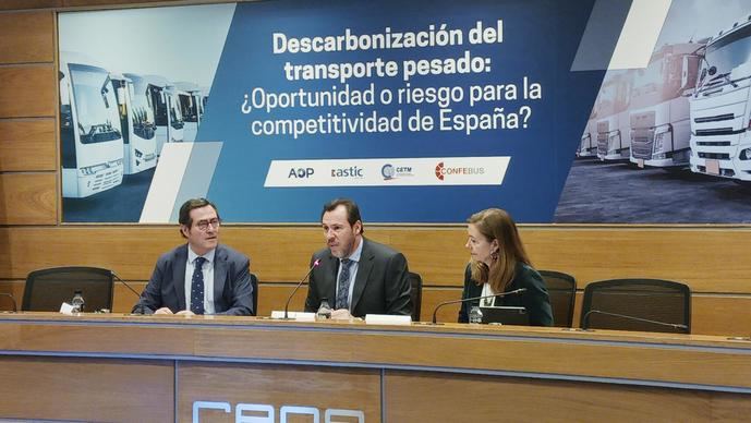 Antonio Garamendi y Óscar Puente (en el centro), durante la jornada.