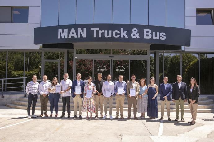 De izquierda a derecha: Antonio Lauroba de EGA, Jesús Sancho de MAN Truck & Bus, Ángela Romero, Francisco Javier Fernández de Tecnove, Manuel Iniesta de Tecai, Ana Calvo de EGA, Antonio González de EGA, Javier Sevilla de 3 Carroceros, Luis Cabrera de Sanca, Darío Álvarez de Cayvol, Patricia Monleón, Beatriz Martínez-Flórez de MAN Truck & Bus, Jaime Baquedano, Jean-Paul Ocquidant y Miryam Torrecilla de MAN Truck & Bus.