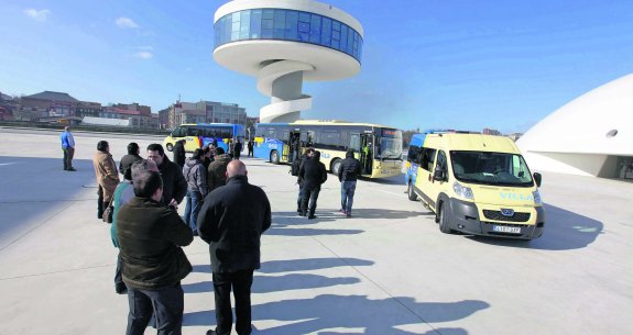 Autobuses que cubren una línea regular del interior de Asturias.