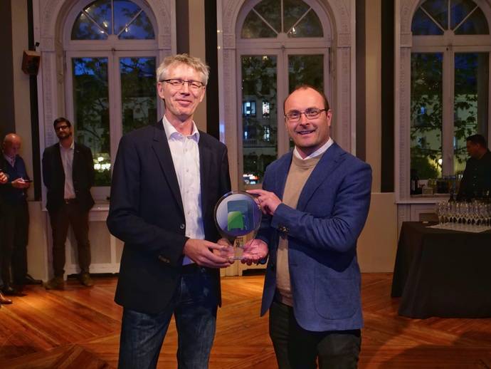 Bernd Hülsmann, director de Marketing y Comunicaciones de Mercedes-Benz Minibus recibe el premio Minibus of the Year 2019 a la Sprinter City 75, de manos de Tom Terjesen, presidente del Jurado Internacional de Autobuses y Autocares.