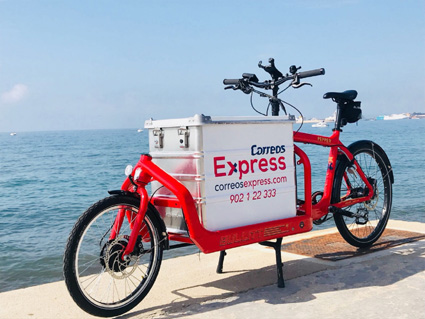 Correos Express utiliza bicis y backpackers en sus entregas en Baleares