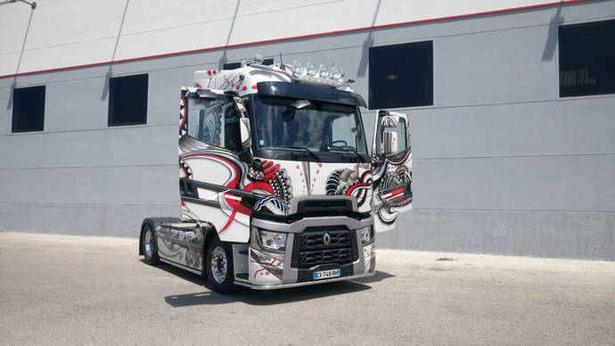 Renault Trucks 'tatúa' una impactante tractora T