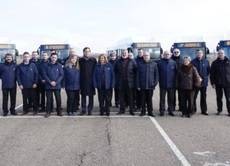 El alcalde de Salamanca, junto a trabajadores del transporte público, el pasado mes de enero.