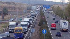 Camiones en una autopista de peaje.