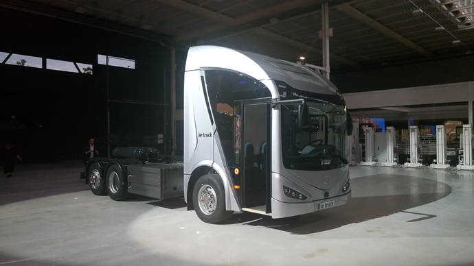 Irizar inaugura su planta de electromovilidad y llega al segmento de mercancías