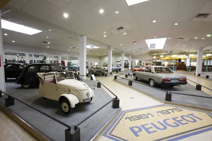 Museo de la Aventura de Peugeot con comerciales