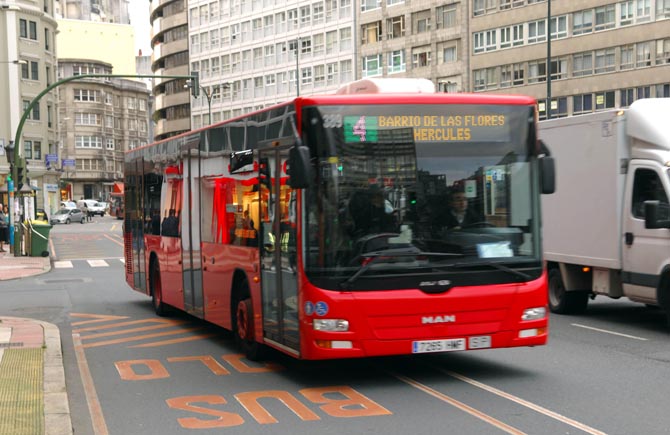 Un autobús urbano recorre las calles de A Coruña.