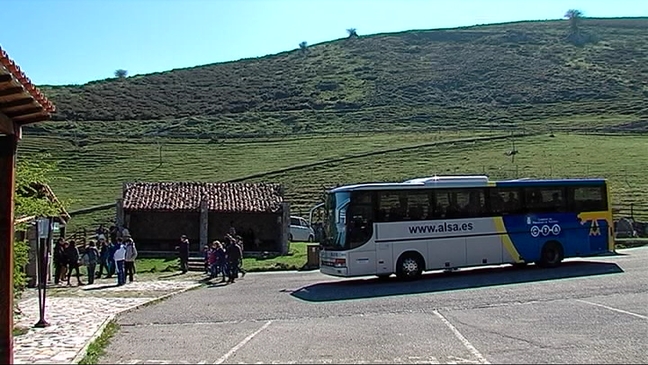 Un autobús, en el aparcamiento de los lagos de Covadonga.