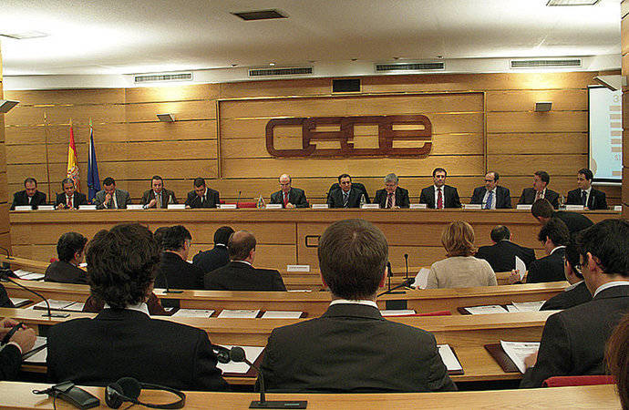 CEOE pide reunirse con los portavoces de la Comisión de Fomento