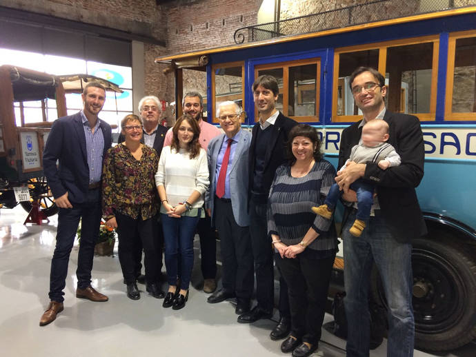 Representantes de Sagalés posan con uno de los vehículos de la exposición.