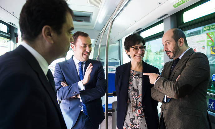 El consejero de Transportes, Vivienda e Infraestructuras, Pedro Rollán, ha comprobado en el municipio de Pozuelo de Alarcón las prestaciones y equipamientos de los nuevos autobuses híbridos. 