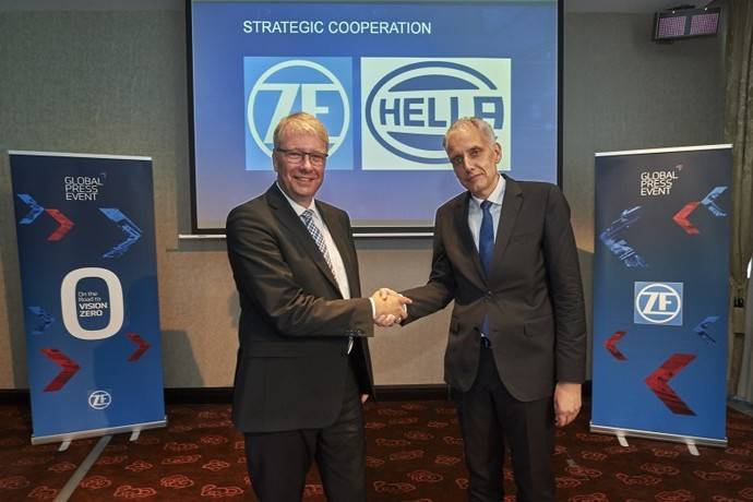 Apretón de manos entre representantes de ZF y Hella, tras el acuerdo alcanzado.