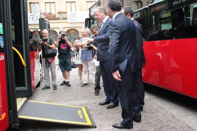 Momento de la presentación de los nuevos cuatro autobuses para la ciudad de León.